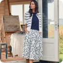 En otroligt vacker design p� denna marinvita kjol