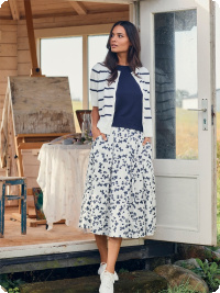 En otroligt vacker design p� denna marinvita kjol