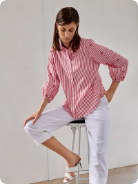 Blus med broderi p� �rmarna, r�d-vit