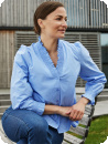 Blus i skjortmodell med fin halsringning