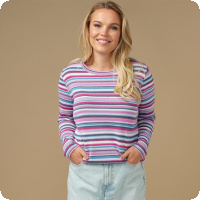 🌸 V�lkomna v�ren med f�rg och komfort fr�n Skovhuus! 🌸  Denna h�rliga tr�ja fr�n Skovhuus �r det perfekta valet n�r v�rens garderob ska uppdateras. De mjuka, harmoniska r�nderna i rosa, bl�tt och lila ger ett fr�scht och livfullt uttryck som k�nns b�de modernt och tidl�st. Passformen �r avslappnad men smickrande, vilket g�r tr�jan lika sk�n som snygg att b�ra � perfekt f�r ljusare dagar och mildare temperaturer.  Tr�jan �r enkel att styla och fungerar lika bra till jeans f�r en ledig vardagslook som till kjol eller dressade byxor f�r en mer genomt�nkt outfit. Ett sj�lvklart val f�r dig som �lskar damkl�der med b�de kvalitet och personlighet.  ✨ En f�rgstark favorit som lyfter din stil hela v�ren � Skovhuus levererar mode att trivas i! ✨