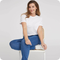 En helt fantastisk dambyxa! LauRie �r tillverkaden och Kelly heter byxmodellen. Den finns i flera olika tyger (som exempelvis den h�r denim) och har som alla Emmabyxor inf�lld midjeres�r. Kelly har fickor och h�llor - och h�rligt stretchiga!  V�lkommen in i webbutiken f�r att se hela v�rt sortiment med LauRie-byxor!