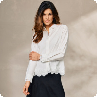 S�t festblus  i klassisk modell med krage, ok och frontkn�ppning. Spets nertill och vid �rmslutet.  L�ngden �r ca 65 cm och bystvidd i olika storlekar finner du i plaggm�tt-tabellen i webbutiken - v�lkommen!