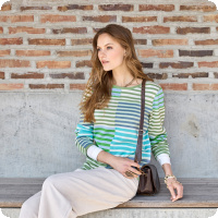 Denna stilfulla damtr�ja fr�n danska Skovhuus �r ett fr�scht och modernt tillskott till din garderob med damkl�der. De mjuka r�nderna i harmoniska nyanser av gr�nt, bl�tt och vitt skapar ett lekfullt men balanserat uttryck som passar perfekt f�r b�de vardag och arbete.  Tr�jan �r stickad i ett behagligt, f�ljsamt material som ger h�g komfort hela dagen. Den klassiska rundhalsen och den avslappnade passformen g�r den enkel att styla med b�de jeans, byxor och kjol.