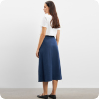 Nyhet: LauRie �r v�lk�nda f�r sina n�stan magiskt sk�na byxor, och h�r har LauRie tillverkat en n�stan magiskt sk�n kjol! L�ng kjol med ett stilrent utseende. Elastisk midja med h�llor f�r b�lte och sned ficka. Dela g�rna inl�gget, tack p� f�rhand!