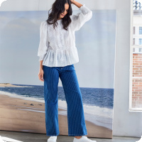 Trendiga jeans med smal rand designad danska Jensen Women. Helt moder�tt modell med rakt ben som faller ut lite fr�n benet - j�ttesnyggt tycker vi! Finns i lager med snabb leverans till dig!