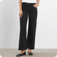 Uppt�ck en stilren och bekv�m dambyxa fr�n danska LauRie � ett sj�lvklart val f�r dig som vill investera i damkl�der med perfekt passform och tidl�s design. LauRie Donna denimbyxa kombinerar en modern, l�tt utsv�ngd silhuett med h�g komfort, vilket g�r den lika snygg som sk�n att b�ra hela dagen.  Det mjuka, f�ljsamma materialet ger god r�relsefrihet och formar sig smickrande efter kroppen. Den klassiska designen g�r byxan enkel att styla med allt fr�n blus och kavaj till stickad tr�ja eller topp. Perfekt f�r jobbet, middagar eller vardagens alla tillf�llen.  N�r du best�ller Donna hos oss p� Joolin skickas den med fri frakt till dig, och som alltid kan du i kassan enkelt v�lja mellan swish, faktura eller avbetalningskonto.