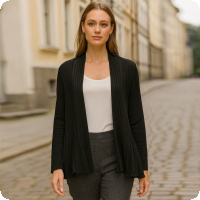 S� snyggt i v�r! Cardigan i vacker p�f�gel-stickning, mycket vacker m�nsterstickning i viscose med stretch.  Ribbstickningen g�r att cardiganen faller mjukt ut�t som en utf�lld fj�dring p� en p�f�gel.