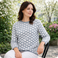 Pricktr�ja i behaglig f�rgst�llning i ljusgr�tt med rosa prickar. N�r du best�ller den hos Joolin skickas den med snabb leverans till dig, och priset �r bara 499 kr.  Designen st�r danska Sunday f�r, som �ven gjort tr�jan i en ljusbl� variant (du hittar �ven den i v�r webbutik).