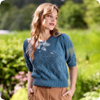 Fantastiskt fin m�nsterstickning och tr�jan kommer fr�n danska Skovhuus. Den �r stickad i deras h�rliga bomullsgarn som kombinerats med akryl - ett garn som h�ller sig fint efter m�nga tv�ttar och �r s� sk�n mot kroppen! Tr�jan finns i denimbl�tt och champagnef�rg. Skickas snabb och med fri frakt till dig!