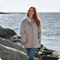 Didriksons Maria damjacka �r en avslappnad v�rjacka med ett klassiskt Didriksons-randigt foder, vilket g�r jackan perfekt f�r vardagsbruk under v�ren och sommaren. Hos Joolin finns jackan i fyra f�rger med snabb leverans till dig, och i kassan kan du enkelt v�lja mellan swish, faktura eller avbetalningskonto.