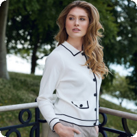 V�rnyhet: Tr�j-kofta i offwhite/marin. S� charmig - och praktisk! Designen st�r danska Sunday f�r, och priset �r bara 799kr. Tr�j-koftan finns just nu i lager och skickas snabbt till dig!