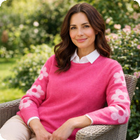 Klassisk tr�ja i cerise-candy med rund hals och l�ng �rm och med glada blomtser p� �rmarna. Tr�jan �r tillverkad av danska Sunday och finns �ven i azurebl�tt. Priset �r bara 599:- och skickas snabbt till dig (s� l�nge lagret r�cker).  Fler snygga damkl�der fr�n Sunday hittar du i webbutiken.