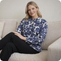 Missa inte att best�lla den h�r vackra blusen, den �r just nu Veckans Fynd och kostar bara 399kr (ord.pris 699kr). Superl�cker i viscose med poly-stretch fr�n danska Jensen. Blusen har l�ng �rm som avslutas med smock och �r helt frontkn�ppt.