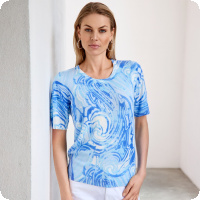 V�rnyhet! Tr�jan �r i en sk�n kvalitet i naturfibern viscose med polyamid-stretch. F�rgkombinationen �r otroligt vacker i bl� f�rgkombinationer! Den har rund hals och �rmen g�r ner till armb�gen.