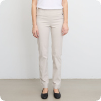 Uppt�ck varf�r dessa dambyxor tillverkade hos LauRie kallas f�r riktiga mirakelbyxor! Med en perfekt kombination av stil, komfort och passform blir de snabbt en favorit i garderoben. Den stilrena designen och den smickrande silhuetten g�r att byxorna sitter snyggt samtidigt som de k�nns helt magiskt sk�na att b�ra � hela dagen.  Det elastiska materialet ger optimal r�relsefrihet och formar sig efter kroppen utan att strama. Resultatet �r ett par dambyxor som b�de lyfter din stil och ger maximal komfort, oavsett om du �r p� jobbet, reser eller njuter av en ledig dag.  Hos Joolin finns Mirakelbyxan i flera olika f�rger och �ven med olika benvidd. V�lkommen in i webbutiken!