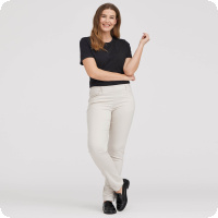 Fantastiska Kelly-byxan tillverkad hos LauRie �r en byxa med stretch och res�rlinning som s�krar en behaglig passform som formar kroppe utan att strama. Byxorna har en klassisk och feminin design med praktiska fickor framtill. D� snittet �r s� enkelt s� �r det enkelt att kl� upp respektive ner dem s� de passar b�de till vardags och fest samt till korta och l�nga �verdelar. Hos Joolin finns byxan i m�nga, m�nga f�rger med snabb leverans till dig (och n�gra �r till och med p� rea). 