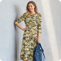 S�t kl�nning fr�n Signature av mjuk och uts�kt kvalitet och med tungt fall. Kl�nningen har en rund hals och trekvartsl�nga �rmar. Den �r designad med ett riktigt snyggt tryck och super bekv�m att b�ra. Finns i lager med snabb leverans till dig! �ven jeansjackan finns i lager i webbutiken - v�lkommen!