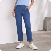 Nu �r det dags f�r v�rbyxan! H�r har vi den n�stan magiskt sk�na LauRie Piper i en ny f�rg, men vi har den h�r byxan i hela 14 olika f�rger/tyger i webbutiken! LauRie Piper �r en dra-p�-modell (�ven kallad Emma-modell) som nog s� n�ra en perfekt byxa man kan komma: - den �r sydd i en fin bomullskvalitet med stretch - den har fickor och h�llor och inf�lld midjeres�r - den �r otroligt sk�n p� samtidigt som den h�ller in �ver magen - den �r inte hell�ng, innerbensl�ngden �r 63-67 cm beroende p� storlek, den och har blixtl�s p� benslutet - passform: Regular, inneb�r att byxbenet har lite lagom vidd