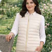 V�st med lyxk�nsla, finns i maritim blue eller offwhite. V�sten �r tillverkad hos danska Sunday och har quiltad front och stickad rygg och ett guldf�rgad blixtl�s som g�r sig v�ldigt fint till tyget! Priset �r 699 kr och skickas snabbt till dig.