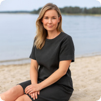 Redo f�r v�rmen?! Snygg linnekl�nning i fickor, finns �ven sandf�rgad. Mycket trevlig och omtyckt modell med trekvarts�rm, figursmickrande fronts�mmar och med fickor. Dekorknappar i nacken.
