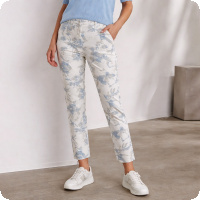 Taylor, tillverkad hos danska LauRie, �r v�r en av v�ra favoritbyxor vilket dels beror det p� den h�rliga kvaliteten som n�stan har lite sidenk�nsla och dels p� den utm�rkta passformen. Tyget i Taylor �r i viscose EcoVero med polyelastan-stretch och k�nns otroligt sk�nt mot huden! D�rf�r ben�mns den ibland som den nya Mirakelkvaliteten. LauRie Taylor finns i hela 14 olika varianter i v�r webbutik - vilken vill du ha?
