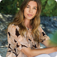 Stilfull blus med avtagbart linne fr�n danska Signature - ett perfekt val f�r dig som vill kombinera elegans, komfort och funktion i s�songens sommarmode. Det vackra m�nstret i mjuka beige toner mot svart botten ger ett exklusivt och modernt uttryck som passar lika bra till vardag som till mer uppkl�dda tillf�llen.  Den luftiga ytterblusen faller mjukt �ver kroppen och skapar en smickrande silhuett, medan det avtagbara linnet ger flexibilitet och g�r plagget l�tt att anpassa efter behov och tillf�lle. B�r blusen tillsammans med linnet f�r en komplett look, eller anv�nd ytterdelen som en l�tt, elegant topp �ver andra plagg.